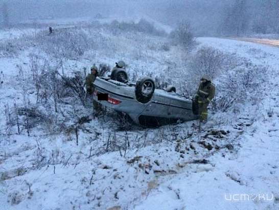 В Орловском районе со скользкой дороги иномарка улетела в кювет 