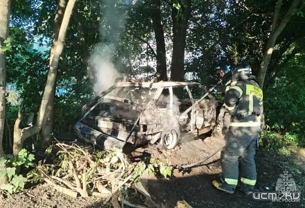Орловские пожарные потушили 2 загоревшихся автомобиля