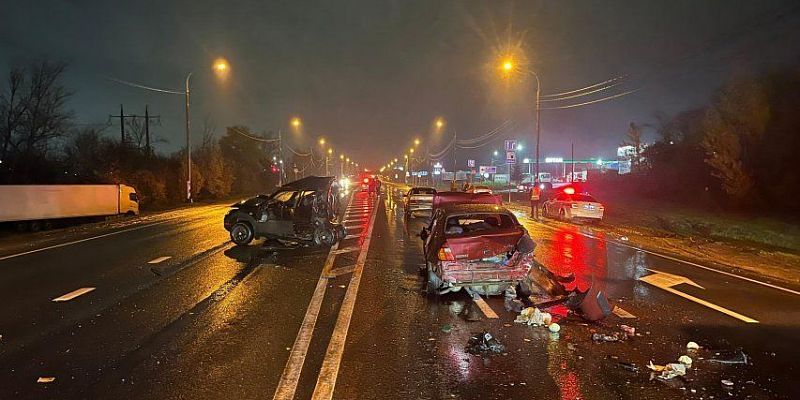 Массовое столкновение: под Орлом грузовик «Вольво» «собрал» еще четыре автомобиля Массовое столкновение: под Орлом грузовик «Вольво» «собрал» еще четыре автомобиля