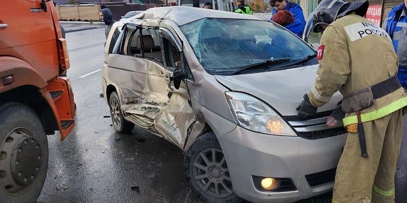 В Орле в столкновении «Тойоты» и КамАЗа пострадал мужчина