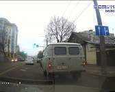 В Орле водители на ул. Розы Люксембург массово игнорируют знак "движение прямо"