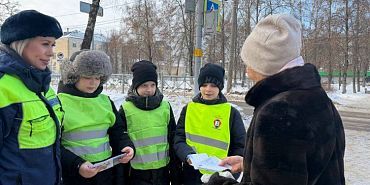 Школьники Орла вместе с сотрудниками Госавтоинспекции провели профилактическое мероприятие для земляков