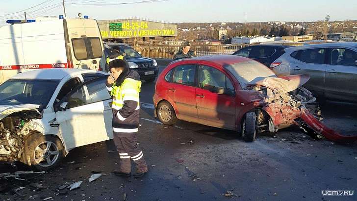 «Ситроен» и «Киа» всмятку: в серьезном ДТП в Орле чудом никто не пострадал
