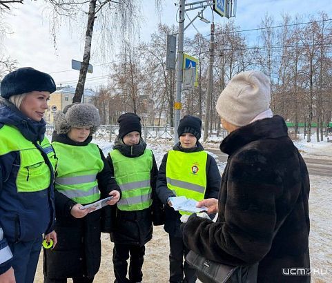 Школьники Орла вместе с сотрудниками Госавтоинспекции провели профилактическое мероприятие для земляков