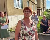 Жители Мценска бьют тревогу: территория у дома в Коммаше стала опасной