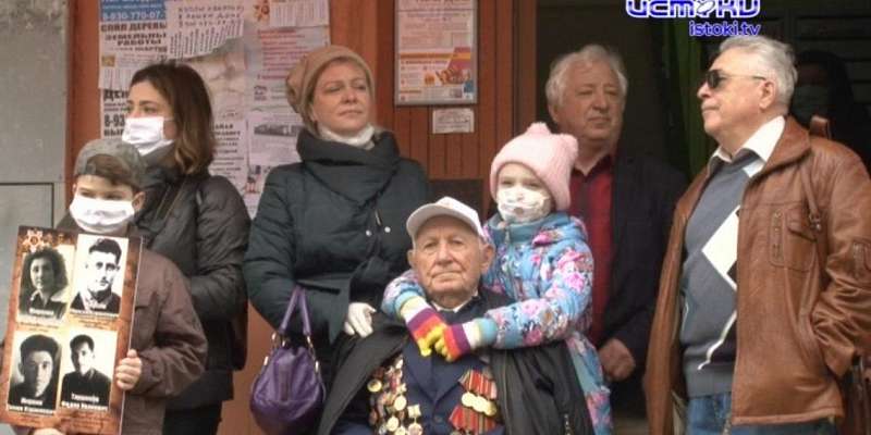 Праздник с доставкой на дом: локальные парады Победы прошли во дворах орловских ветеранов 