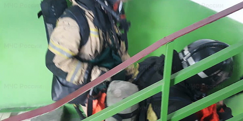 пожар спасатели В Орле на пожаре в многоэтажке спасли мужчину