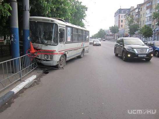 В Орле маршрутка снесла дорожное ограждение и врезалась в опору ЛЭП