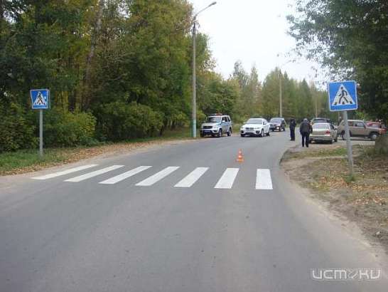 Во Мценске средь бела дня иномарка на пешеходном переходе сбила ребенка