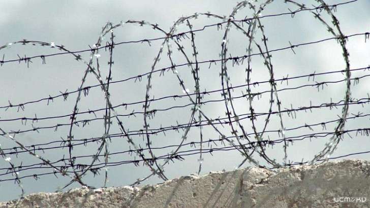 Попались с поличным: адвокат осужденного дал взятку начальнику колонии в Шахово