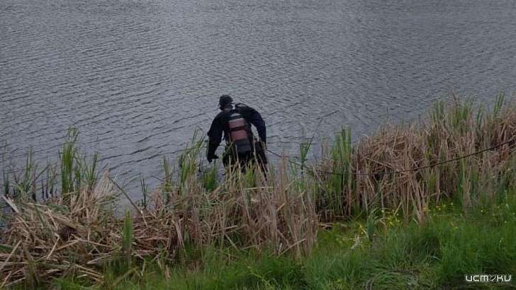 Водолазы более 30 раз погружались на дно пруда в поисках утонувшего ливенца 