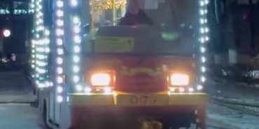 На улицах Орла появился новогодний трамвай 