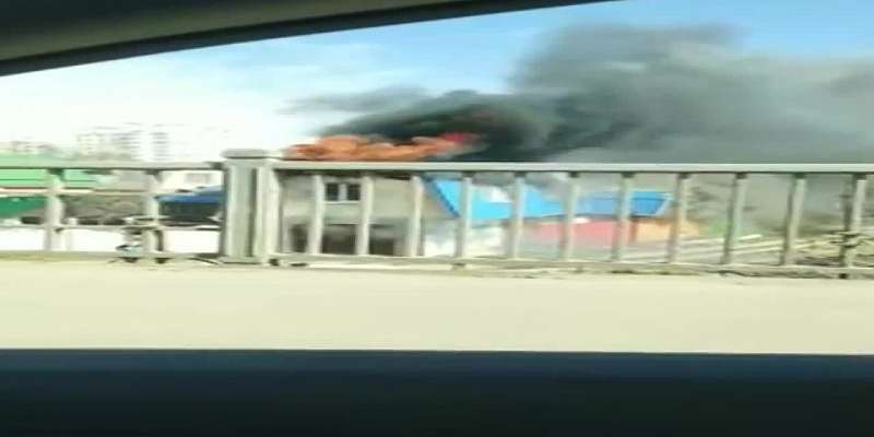 Видео: автомобилисты засняли, как в Орле полыхали гараж и частная баня