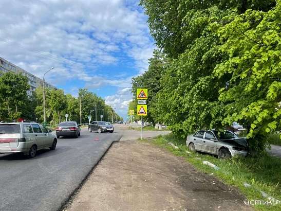 Во Мценске «Опель» протаранил «Киа» и врезался в дерево. Есть пострадавший