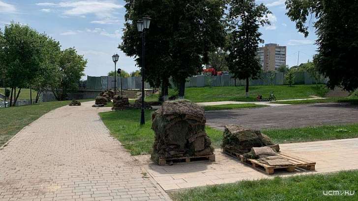 В детском парке меняют недавно уложенный газон из-за слишком активных орловчан