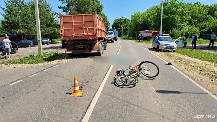 В Орловской области под колесами КамАЗа погиб пенсионер