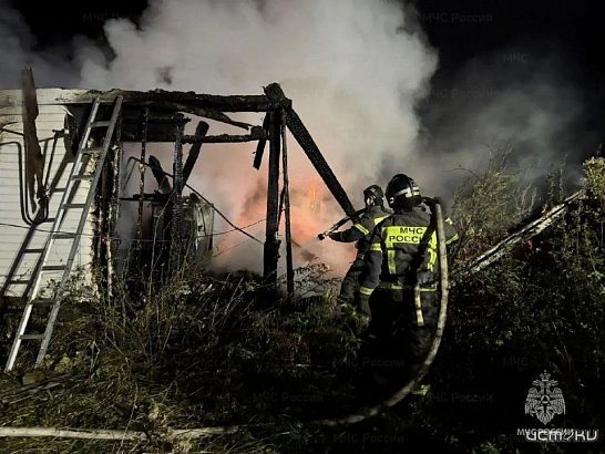 Пожар в Козловке повредил жилой дом, в Хорошевском выгорел склад сена