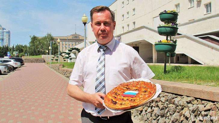 Глава администрации Орла собственноручно испек пирог с изюмом и яблоками для врачей