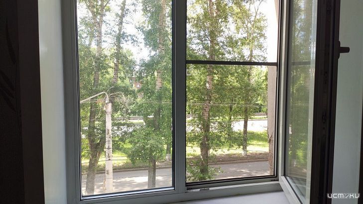 Прокуратура нашла опасные окна в 14 орловских школах