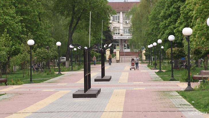 Фоторепортаж: как выглядит праздничный Орел во время режима самоизоляции