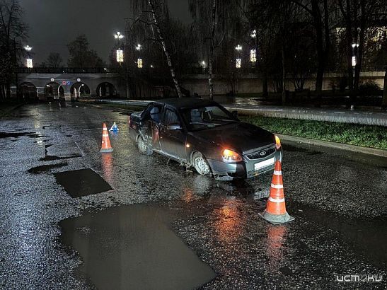 Юный орловчанин попал в больницу после того, как легковушка протаранила столб