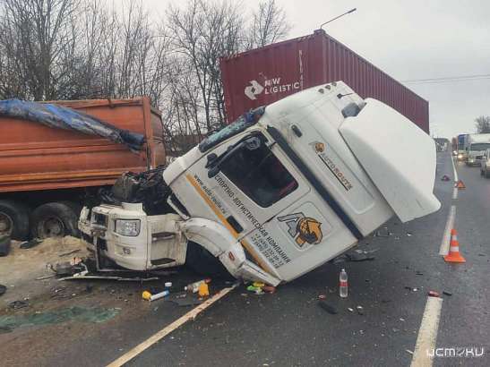 На орловской трассе произошло жёсткое столкновение трёх грузовиков с пострадавшими