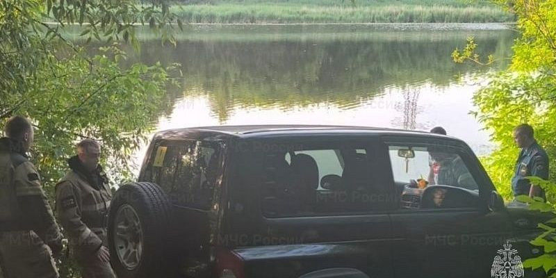 В Орле автоледи чуть не утопила внедорожник