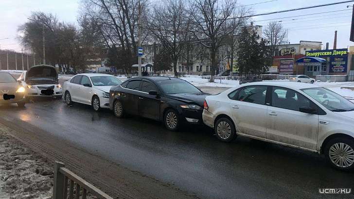 В Орле два «Фольксвагена», «Форд» и «Опель» выстроились в «паровозик»