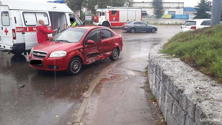 В дождливую погоду в Орле не сумели разъехаться «Лифан» и «Шевроле» 