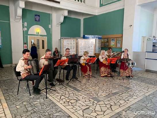 Ансамбль «Орловские узоры» порадовал горожан русской народной музыкой