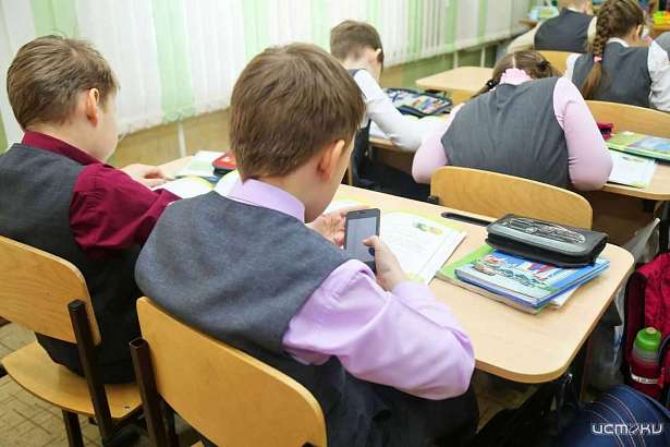 В школах Орловской области запретили пользоваться мобильниками