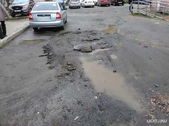 «Дороги как после бомбежки»: именно так жители 2-й Курской описывают дороги на своей улице