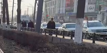 Новых желающих почистить ограду со Сквера Танкистов почему-то не находится