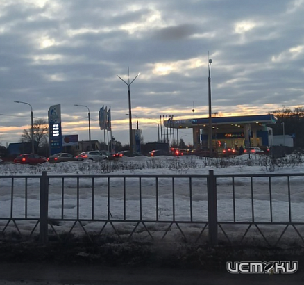 В Орле заприметили очередь на автозаправке