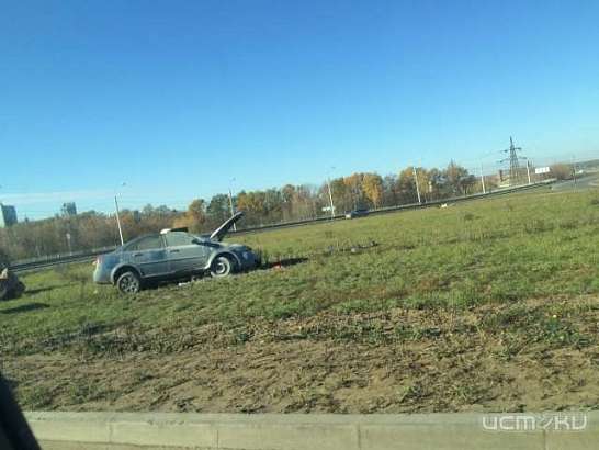На кольцевой по Раздольной дорогу не поделили две иномарки. Два человека пострадали