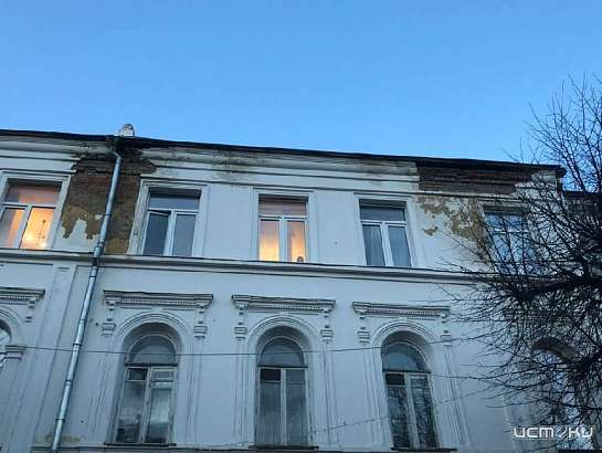 На «самой красивой улице мира» в Орле продолжает сыпаться град из штукатурки
