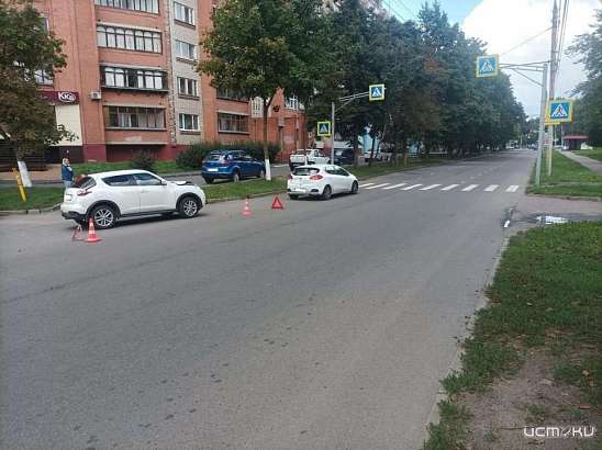 В Орле Nissan Juke въехал в попутную легковушку В Орле Nissan Juke въехал в попутную легковушку