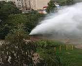 Фонтан в девять этажей: на Андрианова прорвало теплотрассу