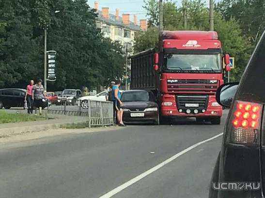 Не влез. В Орле легковушку зажало между грузовиком и забором