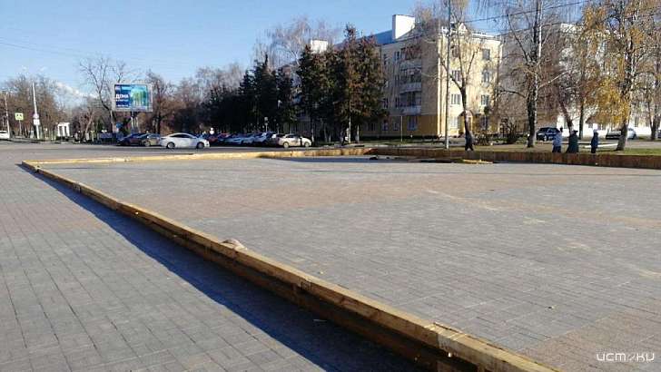 Фотофакт: на главной площади Орла устанавливают каток 