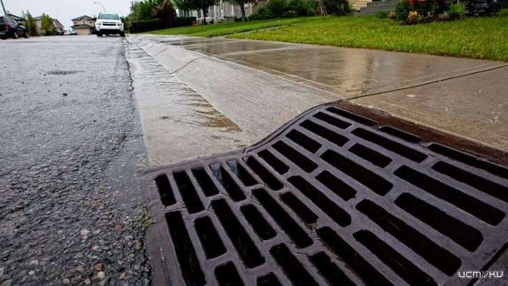 Дождливая зима: ливневки в Орле оказались забиты из-за песко-соляной смеси