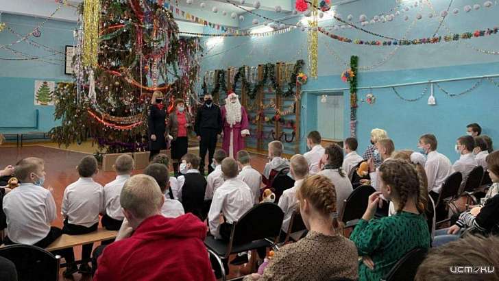 Орловские полицейские поздравили ребят с праздниками и вручили им подарки