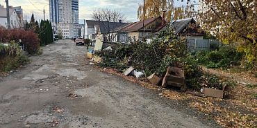 Свалка на улице Прядильной: мусор перекрывает проезд и раздражает жителей
