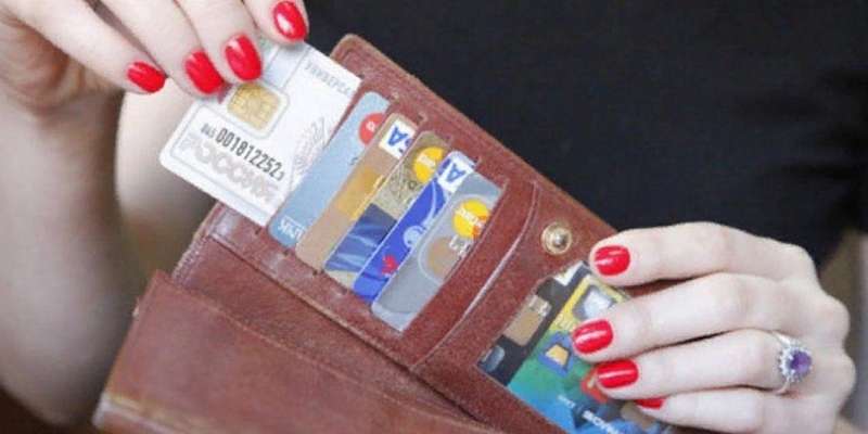 Родственница амчанина украла с его карты 100 тысяч рублей