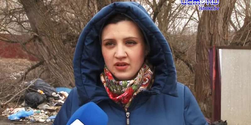 Обещанного уже полтора месяца ждут. Жителей двух улиц Волжская и Калужская очень сильно волнует наклонившееся дерево. Мэр заверил - в проблеме разберу...