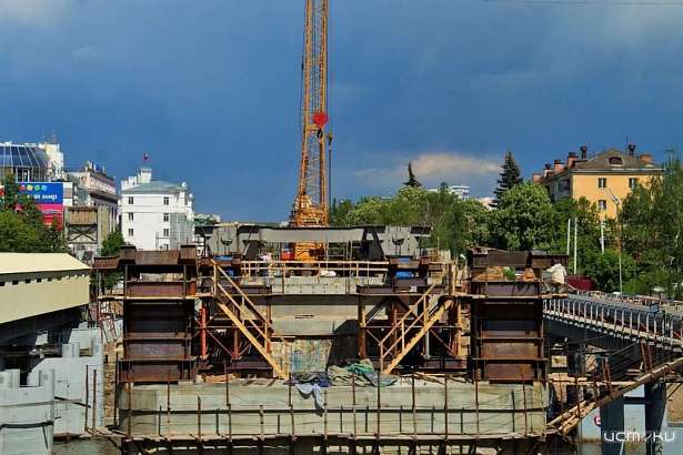 В Орле продолжается реконструкция Красного моста