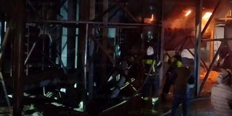 В селе Дубовик Орловской области этой ночью горела зерносушилка