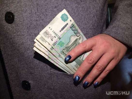 В Орле у 74-летней женщины украли телефон и 18 тысяч рублей