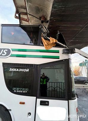 Не вписался: в Ливнах автобус зацепил железнодорожный путепровод Не вписался: в Ливнах автобус зацепил железнодорожный путепровод