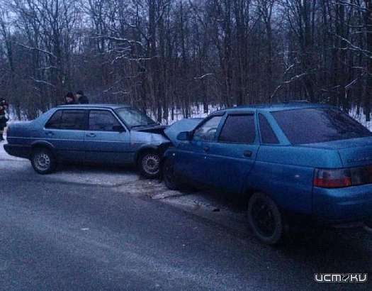 Две легковушки не поделили дорогу в Урицком районе